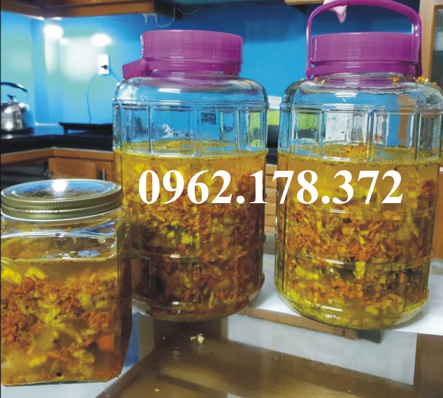 Thành phần rượu gừng nghệ hạt gấc tắm trắng và ngăn ngừa viêm nang lông.